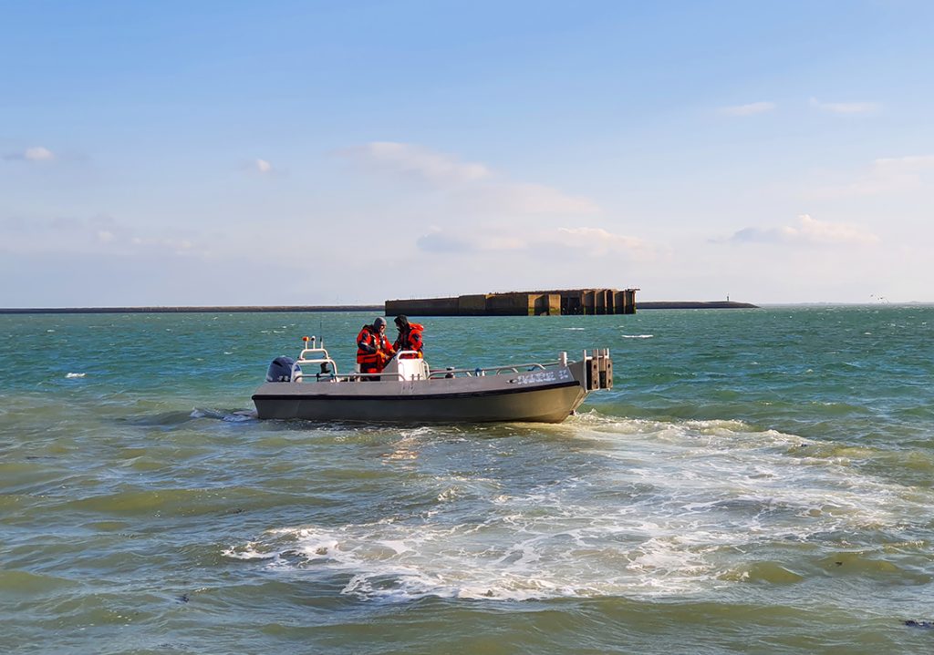 Werkboot aan het varen